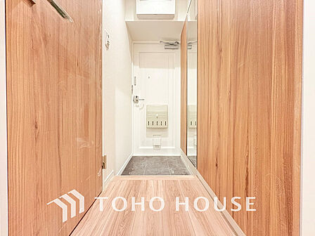 飾り過ぎないシンプルな内装の玄関