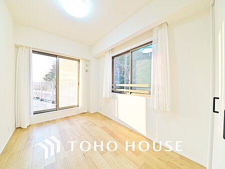 採光もある洋室は、くつろぎのひと時を過ごすのにぴったり