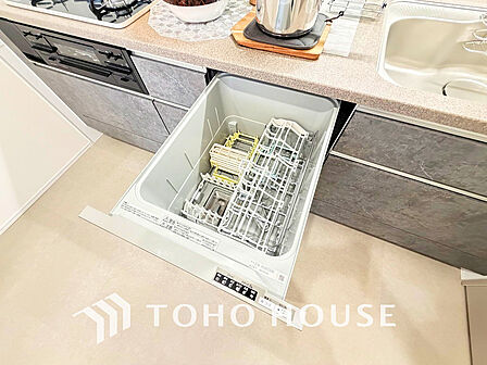 ビルトイン式食洗機完備のシステムキッチンで食後もゆったり家族団らん