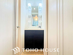 大きな洗面鏡付き、朝の身支度も楽しくなりますね