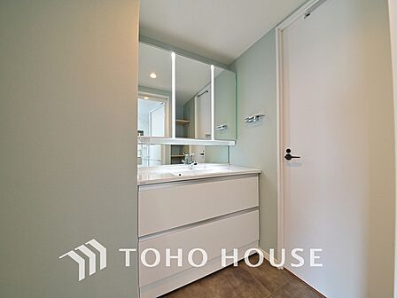 新規設置の洗面化粧台。収納豊富で使い勝手の良い3面鏡です