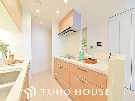 シンプルな部屋の雰囲気に溶け合うナチュラルキッチン