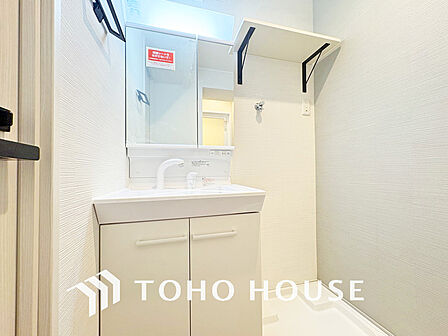 大きな洗面鏡付き、朝の身支度も楽しくなりますね