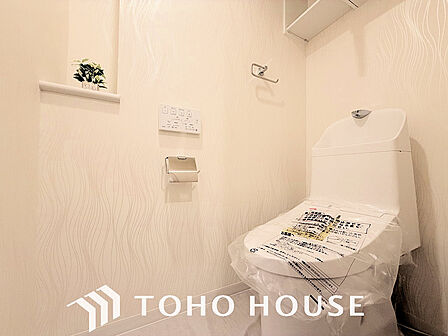 トイレには快適な温水洗浄便座付