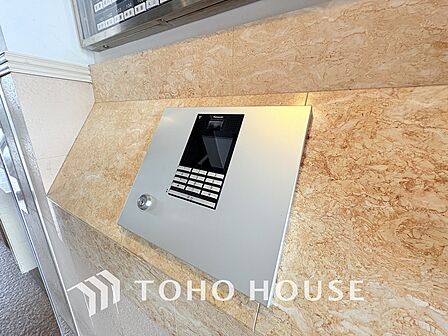 エントランスはオートロック完備で安心のセキュリティ