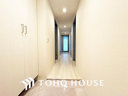 落ち着いた雰囲気の玄関、家族の帰りを暖かく迎えてくれます