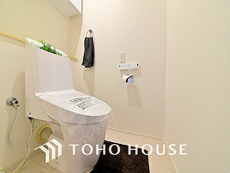 トイレには快適な温水洗浄便座付