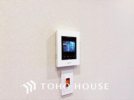 「モニターホン」誰が来てもわかる様にモニター付きインターホンを設置。快適と安らぎを合わせた優しい設計。