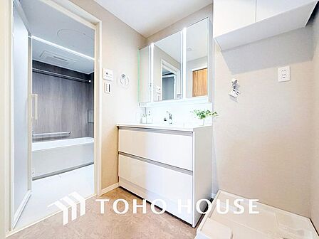 大きな洗面鏡付き、朝の身支度も楽しくなりますね