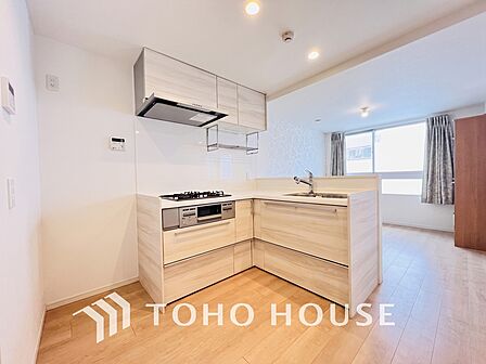シンプルな部屋の雰囲気に溶け合うナチュラルキッチン(現地には家具があります)