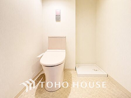 清潔な洗浄機能付温水シャワートイレ(現地には家具があります)