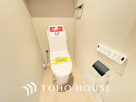 トイレには快適な温水洗浄便座付