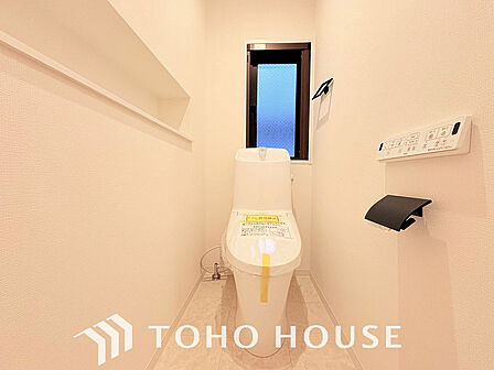 トイレには快適な温水洗浄便座付