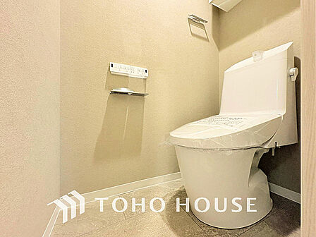 トイレには快適な温水洗浄便座付