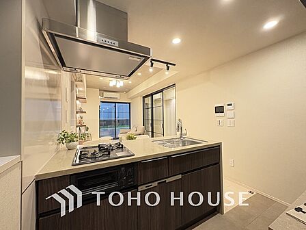 シンプルな部屋の雰囲気に溶け合うナチュラルキッチン