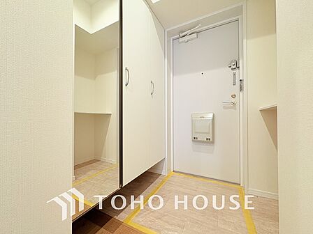 飾り過ぎないシンプルな内装の玄関