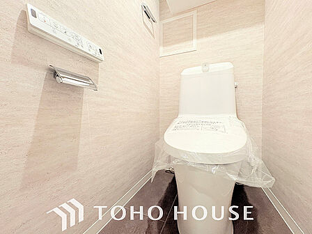 トイレには快適な温水洗浄便座付