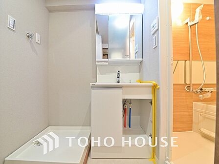 新規設置の洗面化粧台。収納豊富で使い勝手の良い3面鏡です