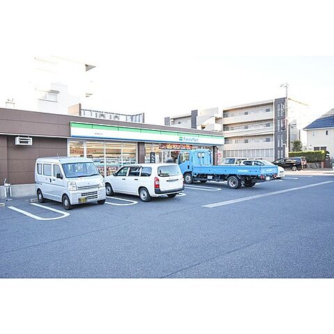 コンビニ「ファミリーマート緑尾崎山店まで800ｍ」