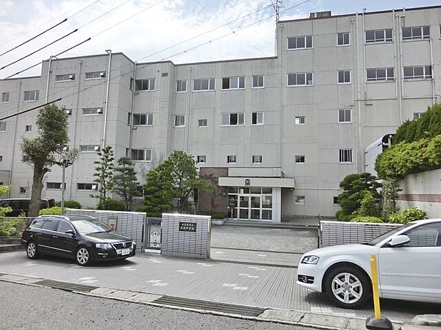 中学校「東陵中学校まで750ｍ」