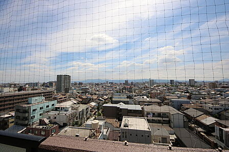 リビング側のバルコニー(東)からの眺望です!周囲には高い建物が少なく開放感があります。また10階高層階につき、陽当たり・通風・眺望良好です♪北側のバルコニーからはハルカスが望めます。