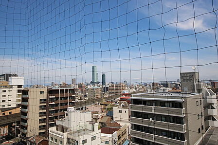 北側のバルコニーからは、ハルカスが眺望です!周囲には高い建物が少なく開放感があります。また10階高層階につき、陽当たり・通風・眺望良好です♪