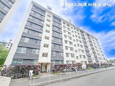 【外観】閑静な住宅地で子育て世帯の方はきっと喜んで頂ける環境。毎日のお散歩も快適な緑に恵まれたエリア