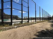 小雀公園運動広場　約1300ｍ　小雀公園の隣接にある公園です。サッカー、ソフトボール、野球、ラグビー、球技その他ができます（要予約）