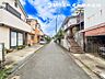 外観：【外観】道路面との高低差もなく落ち着いて車庫入れ可能です！！前面道路の幅員もしっかりあります。