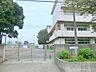 周辺：横浜市立上飯田中学校　約1200ｍ　住宅街に囲まれ、落ち着いた環境の中にある中学校です。