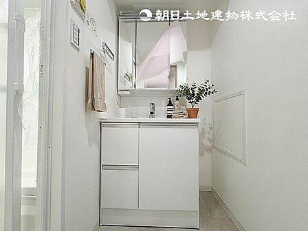 【洗面台】小物もしっかりしまえる収納付き。（配置してある家具はCGイメージよるものです）