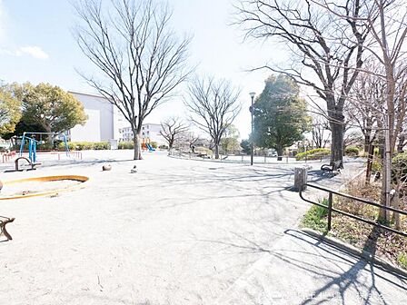 前田町公園　約80ｍ　緑豊かな自然の中でのびのびできる公園です