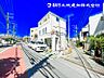 その他：【外観】前面道路から撮影した建物の外観です。道路の一部が赤く舗装されています。