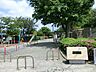 周辺：亀井公園　約100ｍ　遊具、トイレが設置されていて眺望、風通しの良い公園です