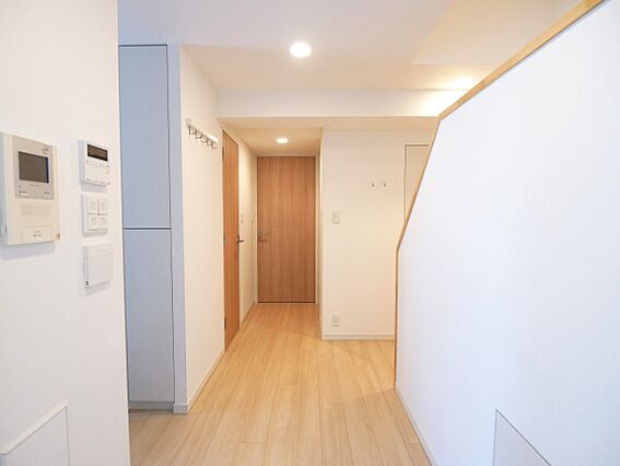 玄関から居住ス...