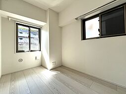 洋室　約4.0帖　約0.9帖のウォークインクロゼットがあります