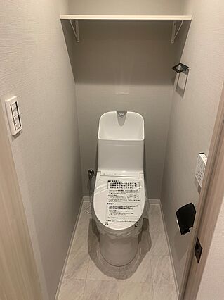 上部に吊り戸棚...