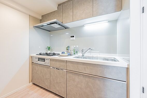 部屋の端にある...