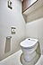 トイレ：上部に吊り戸棚があるので、トイレットペーパーのストックや掃除用品を収納できます。