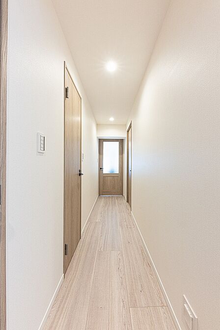木目調の建具と足元保安灯