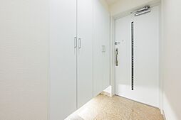 シューズボックス下にスペースがあるため、大きな荷物などを収めることが出来ます。