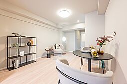 淡い色のフローリングと優しい照明が、あたたかく居心地の良い時間を演出します。