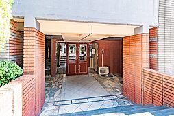 落ち着いたレンガ調の重厚感あるエントランス