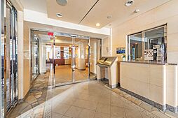 不審者や勧誘員などが建物に立ち入るのを防いでくれるオートロック付き。