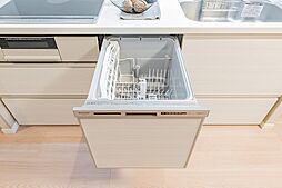 食器の出し入れがしやすい、スライドオープンタイプの食器洗乾燥機を搭載。家事負担が軽減します。