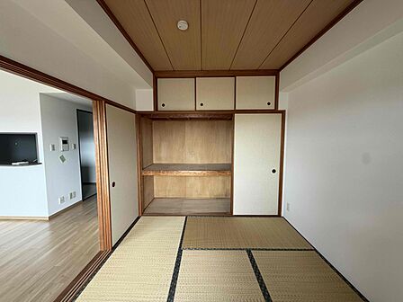和室には押入れがございます。