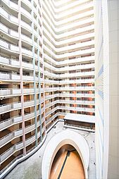 建物中央には吹抜けがあり、通路を明るく照らします