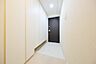 玄関：ホテルライクな玄関。シューズボックスが備わっており、玄関まわりをすっきりと保つことができます。
