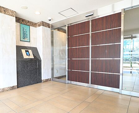 風除室。モニター付きオートロックシステム