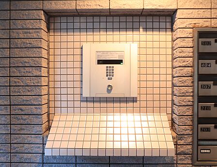 来訪者の顔を確認できるオートロックが備わっています